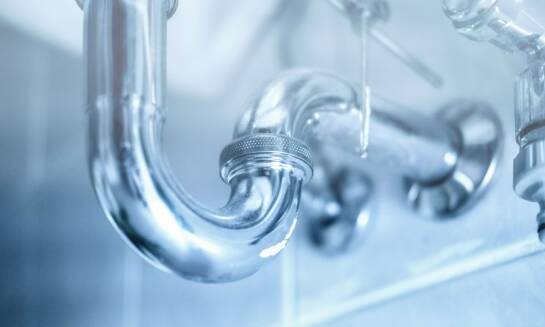 Zalety udrażniania rur ciśnieniowego w porównaniu z tradycyjnymi metodami