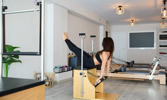 Rola krzeseł w treningach pilates: Zrozumienie funkcji krzeseł