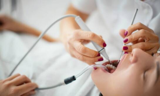 Dlaczego warto regularnie odwiedzać periodontologa dla zdrowia dziąseł?