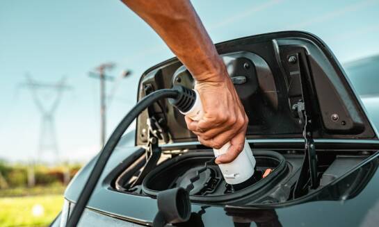 Szybka ładowarka do elektrycznego samochodu – na co zwrócić uwagę przy zakupie?