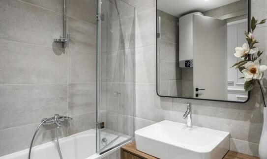 Wybierz noclegi w Polanicy-Zdroju: komfortowe apartamenty z przestronnymi wnętrzami.