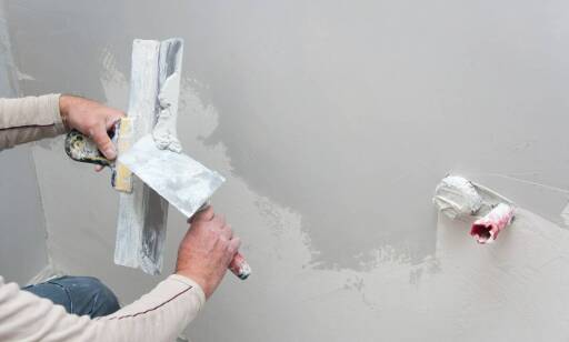 Jakie są najlepsze praktyki przy nakładaniu maszynowych tynków gipsowych?