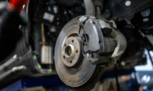 Jakie są zalety korzystania z oryginalnych zamiennych części do wózków widłowych?