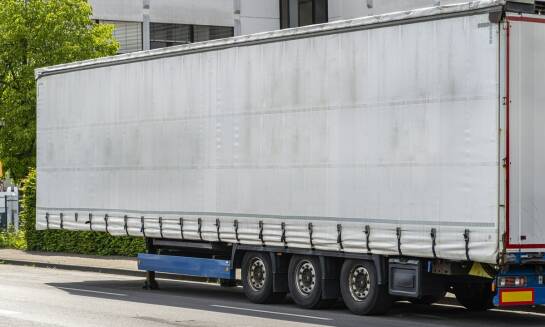 Jakie dodatkowe usługi oferowane są przy wynajmie naczep mega?
