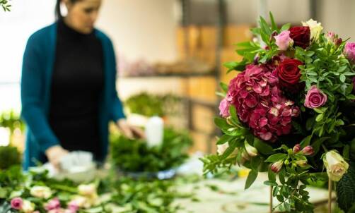 Jaką rolę odgrywa florysta przy wyborze kwiatów do restauracji i hoteli?