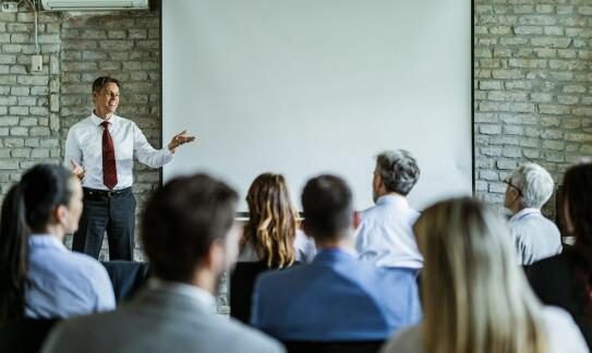 Sceniczny prompter a komfort mówcy podczas ważnych wydarzeń