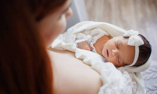 Jak stworzyć spersonalizowaną ciążową sesję, która oddaje charakter rodziny?