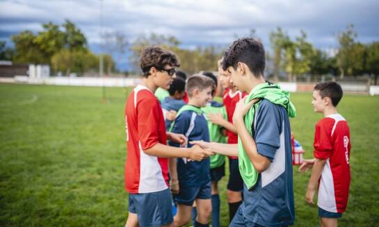 Jakie atrakcje oferują piłkarskie obozy tematyczne dla dzieci?