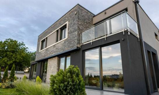 Jak szklane balustrady mogą zwiększyć atrakcyjność wizualną domu?