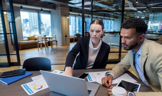 Jakie korzyści przynosi profesjonalna wycena marki dla firm?