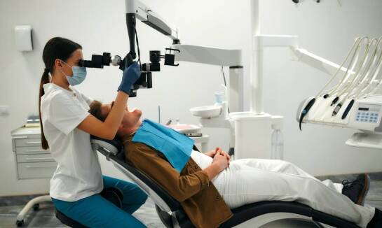 Zalety nowoczesnych metod ekstrakcji zębów stosowanych przez dentystów.