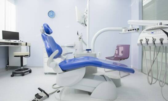 Koszty wizyt u dentysty: Co wpływa na cenę stomatologicznego leczenia?