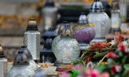 Jak nasze florystyczne doświadczenie wpływa na wybór kwiatów na Święto Zmarłych?