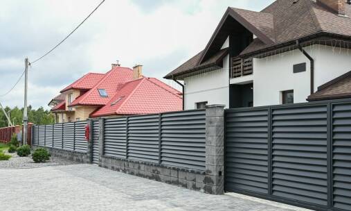 Samonośne bramy przesuwne – co warto o nich wiedzieć?