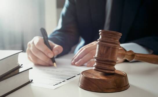 Czy zakup na licytacji komorniczej jest opłacalny? Zalety i zagrożenia