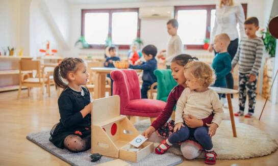 Jakie społeczne umiejętności rozwijają się podczas codziennych zajęć w przedszkolu?