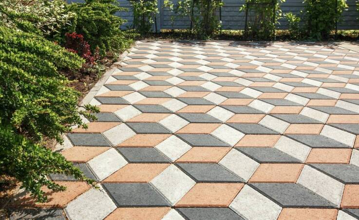 Różnorodność wzorów i kolorów brukowej kostki - inspiracje dla projektantów