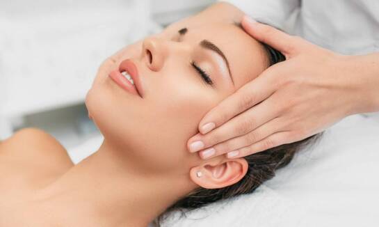 Jak liftingujący masaż twarzy wpływa na poprawę elastyczności skóry?
