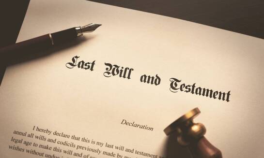 Jakie są kluczowe elementy testamentu, które warto omówić z prawnikiem?