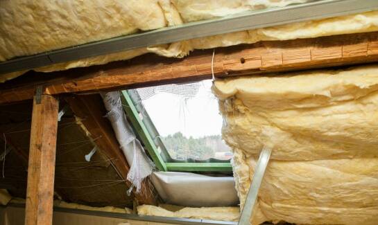 Okna dachowe a termiczna i akustyczna izolacja – kluczowe parametry
