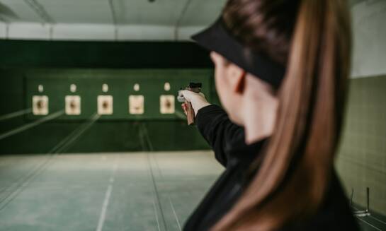 Jakie są dostępne edukacyjne programy dla młodzieży na strzelnicy?