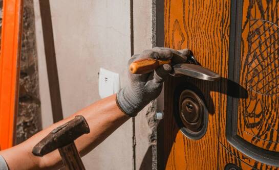 Ile kosztuje otwarcie drzwi przez ślusarza?