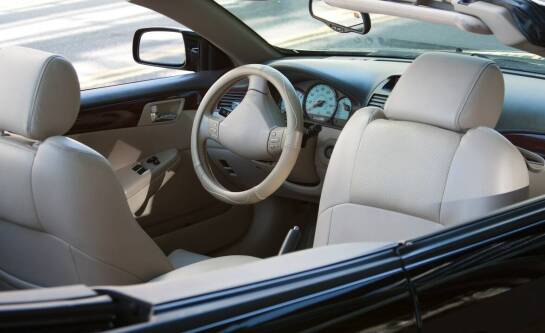 Czym umyć skórzaną tapicerkę w samochodzie?