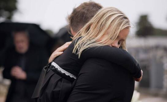 Co powiedzieć bliskim po śmierci kogoś ważnego?