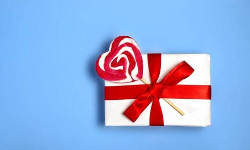 Eleganckie pudełko z wykwintnymi czekoladami jako ekskluzywny upominek