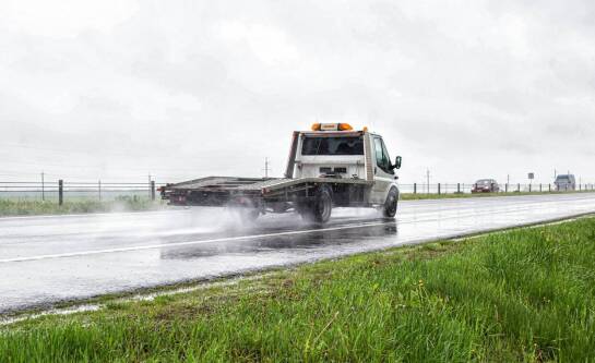 Jaka jest dozwolona prędkość podczas holowania pojazdu?