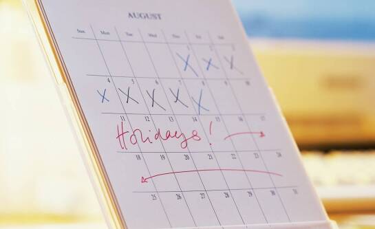 Ile godzin pracy przypada w sierpniu 2026?