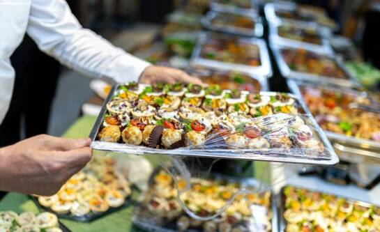 Ile zarabia kelner na komunii?