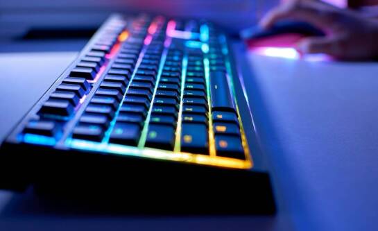 Jaki klawisz uruchamia tryb awaryjny w systemie Windows?