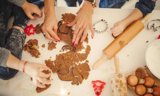 Jak cotygodniowe pieczenie bułek rozwija manualne zdolności dzieci?