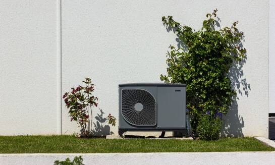 Klimatyzacja zasilana odnawialną energią – korzyści dla użytkowników i środowiska