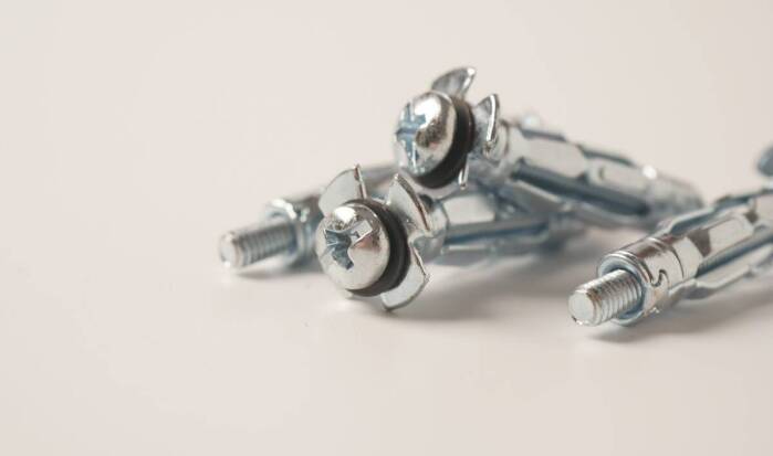 Jakie technologiczne innowacje wpływają na rozwój dwustronnych śrub?