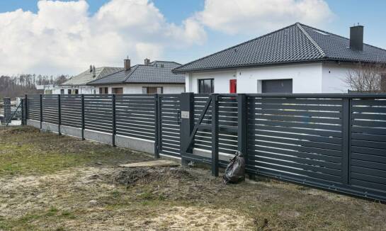 Jakie zalety oferują przesuwne bramy w kontekście oszczędności przestrzeni?