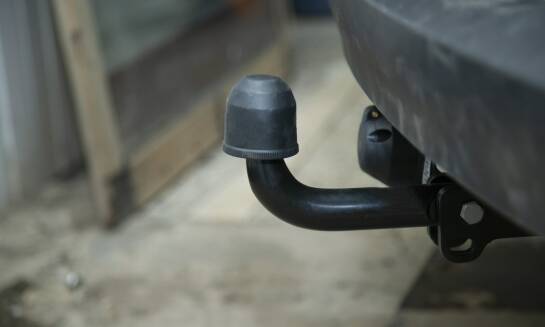 Jakie są zalety montażu haków holowniczych z certyfikatami bezpieczeństwa?