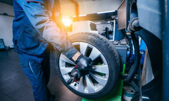 Wyważanie kół przez mobilny serwis – kluczowe aspekty dla trwałości opon.