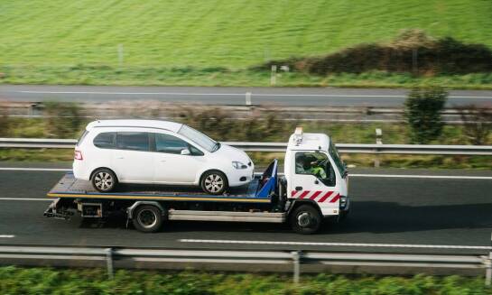 Profesjonalne holowanie autolawetą: przegląd usług.