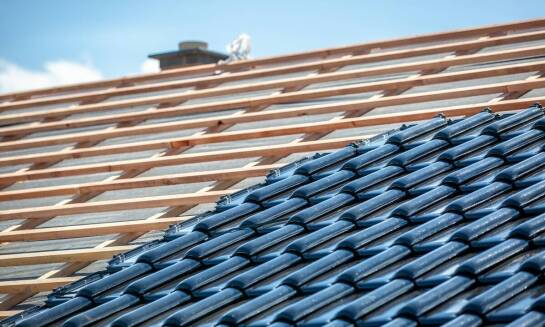 Jakie materiały są najczęściej używane do krycia dachów w usługach dekarskich?