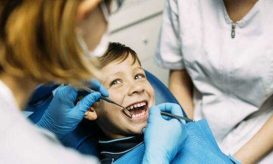 Jakie są korzyści z lakowania zębów dla dzieci?