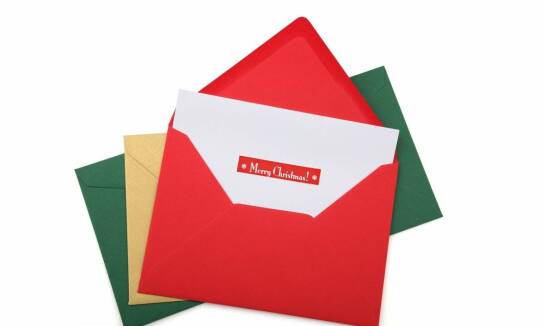 Jakie są kluczowe elementy projektu koperty, które przyciągają wzrok klienta?