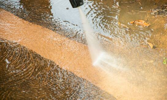 Jakie są najczęstsze problemy podczas czyszczenia elewacji i jak je rozwiązać?