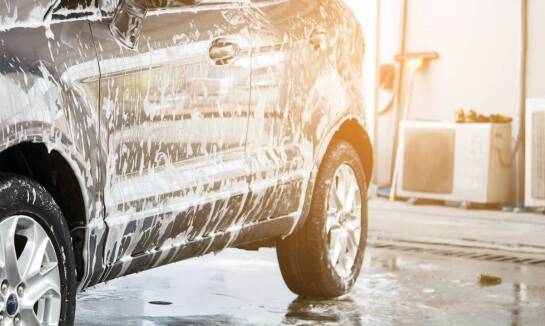 Jak zmieniające się trendy wpływają na koszty budowy bezdotykowych myjni?