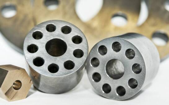 Porównanie jonowego azotowania z tradycyjnymi metodami utwardzania stali