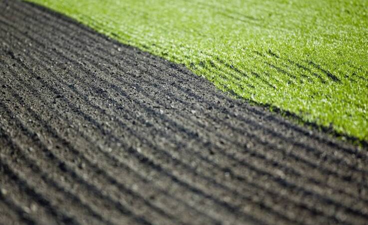 Agrotkanina do ściółkowania a oszczędność wody w uprawach