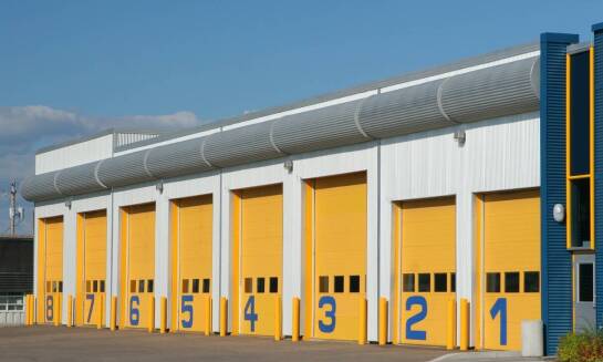 Przemysłowe bramy a estetyka zakładu – jak je dopasować do architektury?