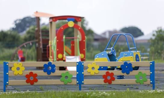 Bezpieczny plac zabaw w żłobku - jakie cechy powinny go wyróżniać?