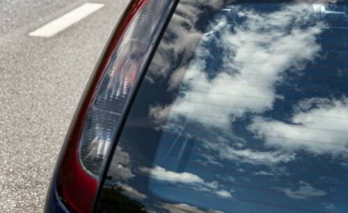 Jakie są zalety przyciemniania szyb w kontekście ochrony przed promieniowaniem UV?